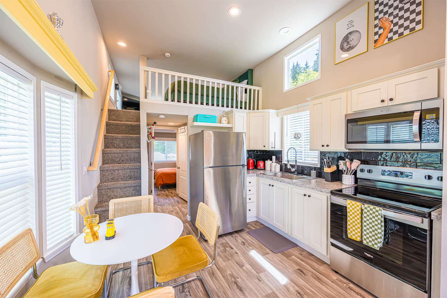 Rainforest Tiny Home Retreat: Retro, photo 5