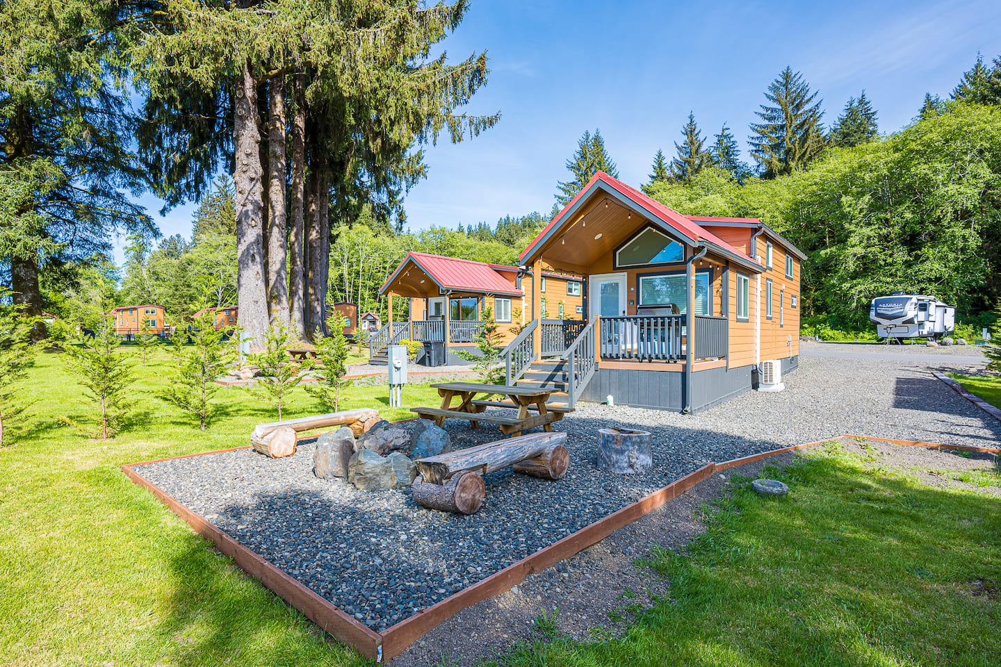 Rainforest Tiny Home Retreat: Boho