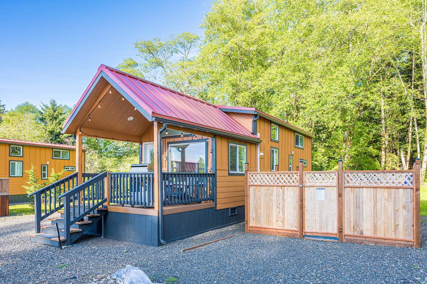 Rainforest Tiny Home Retreat: Farmhouse