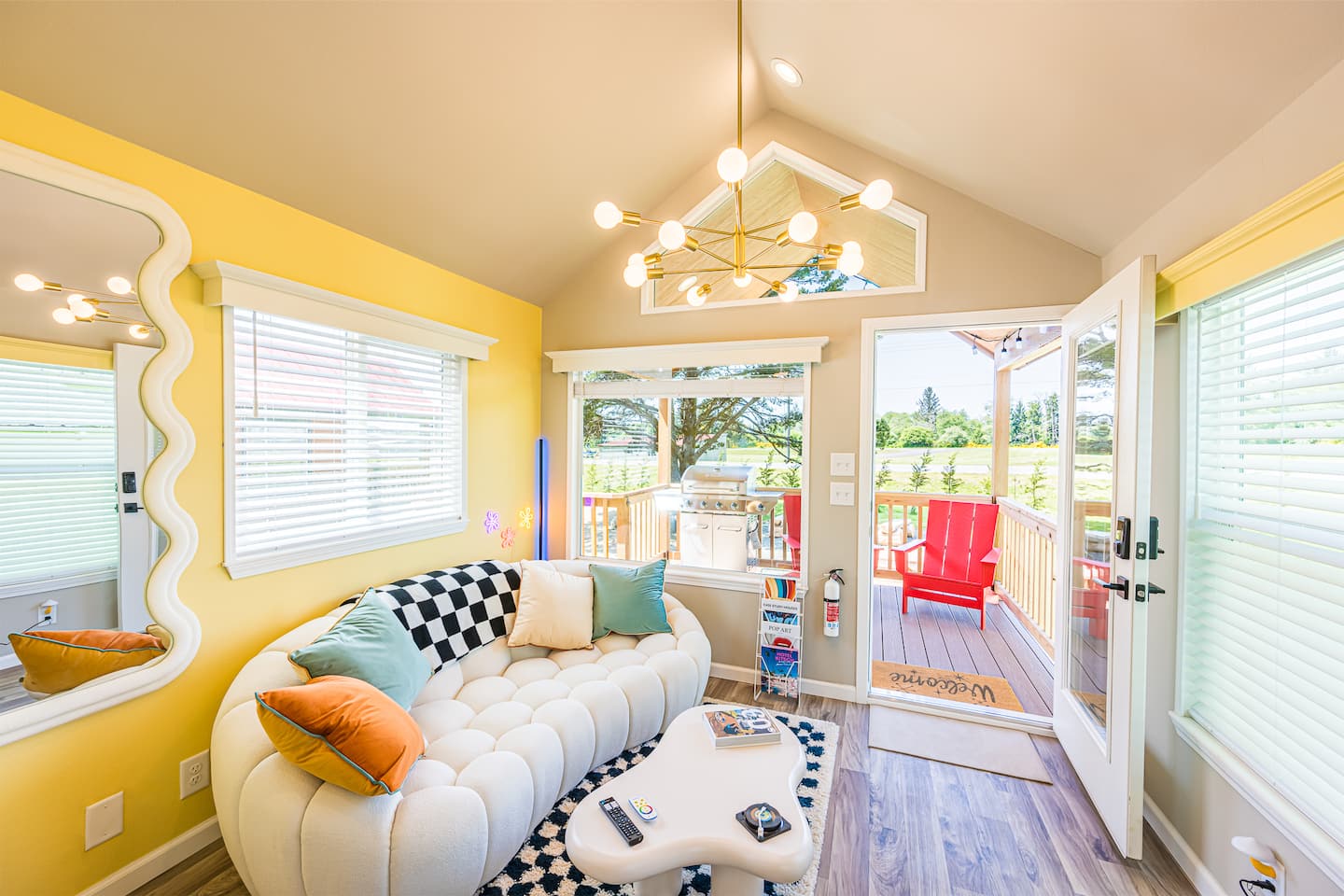 Rainforest Tiny Home Retreat: Retro, photo 4