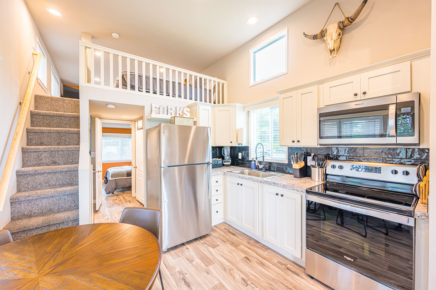 Rainforest Tiny Home Retreat: Industrial, photo 4