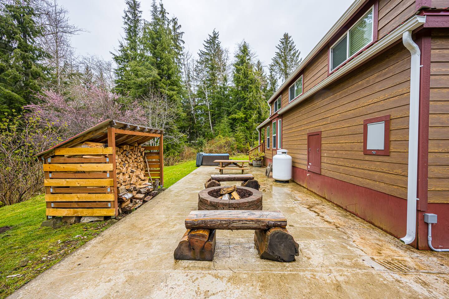 ElkCreekInn: Creekside Tiny Home — tiny home vacation rental in Forks, WA near Olympic National Park, photo 8