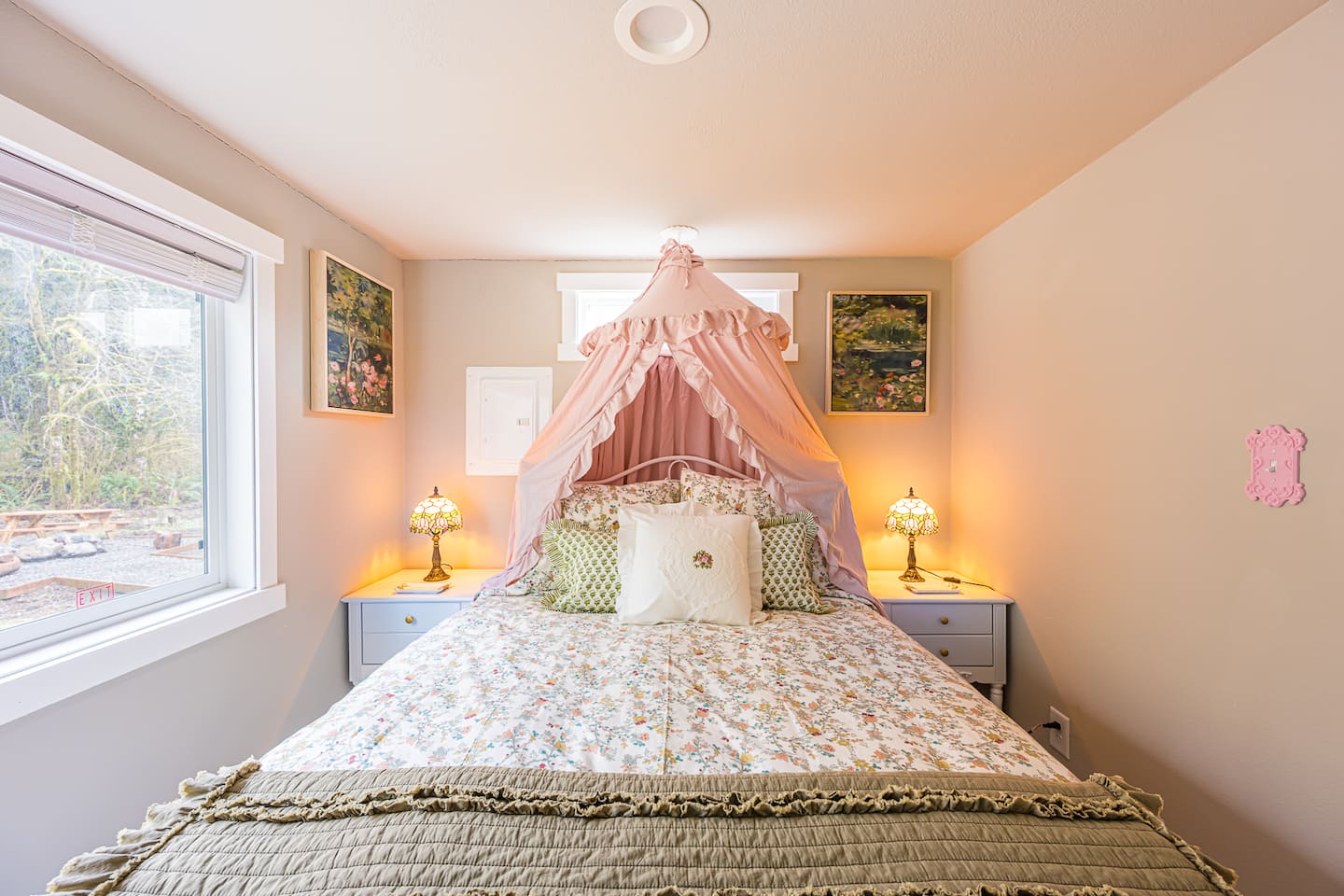 Rainforest Tiny Home Retreat Floral Cottage, photo 7