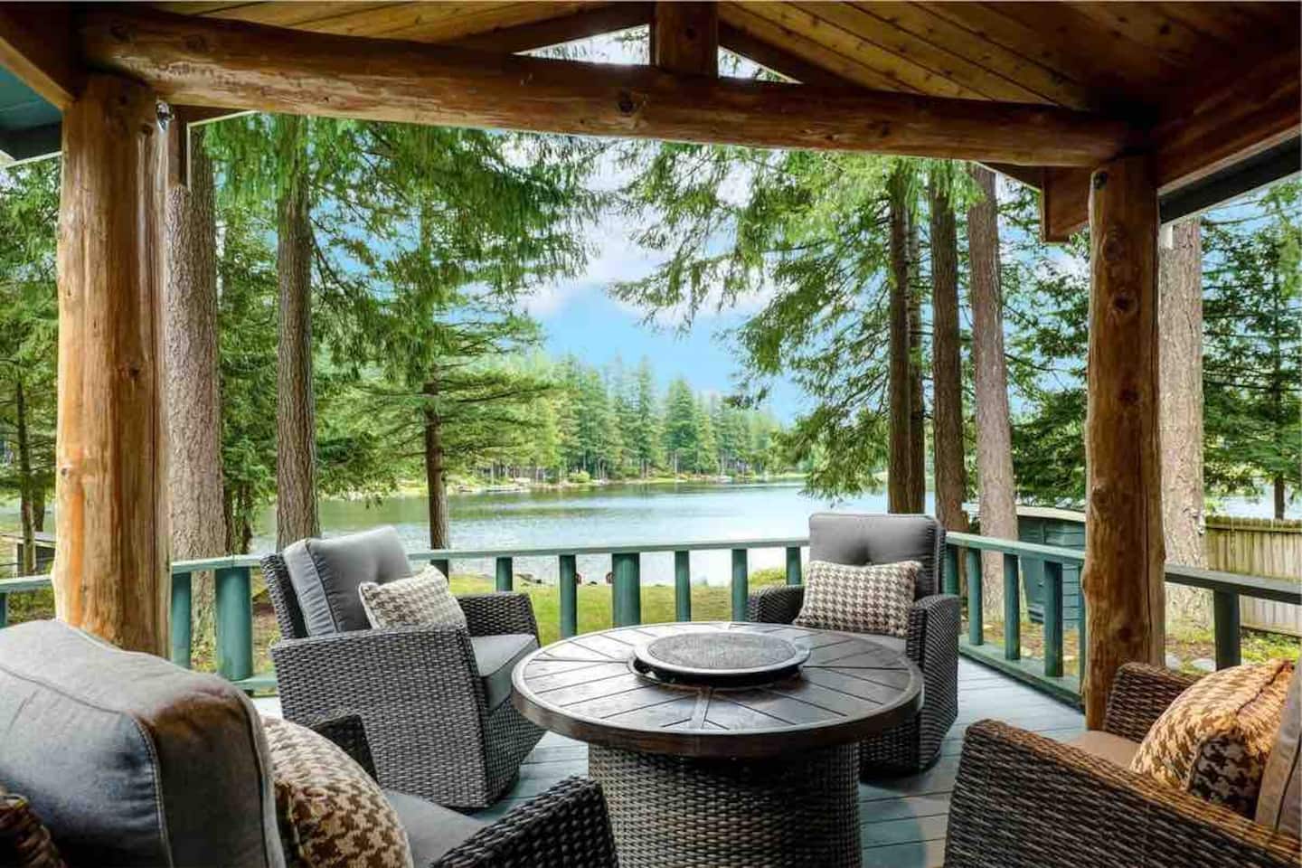 Charming Lakefront Log Cabin, photo 3