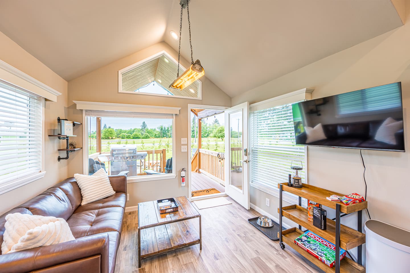 Rainforest Tiny Home Retreat: Industrial, photo 3