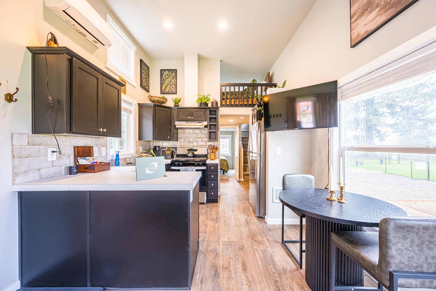 Rainforest Tiny Home Retreat Moody Botanical Suite, photo 4