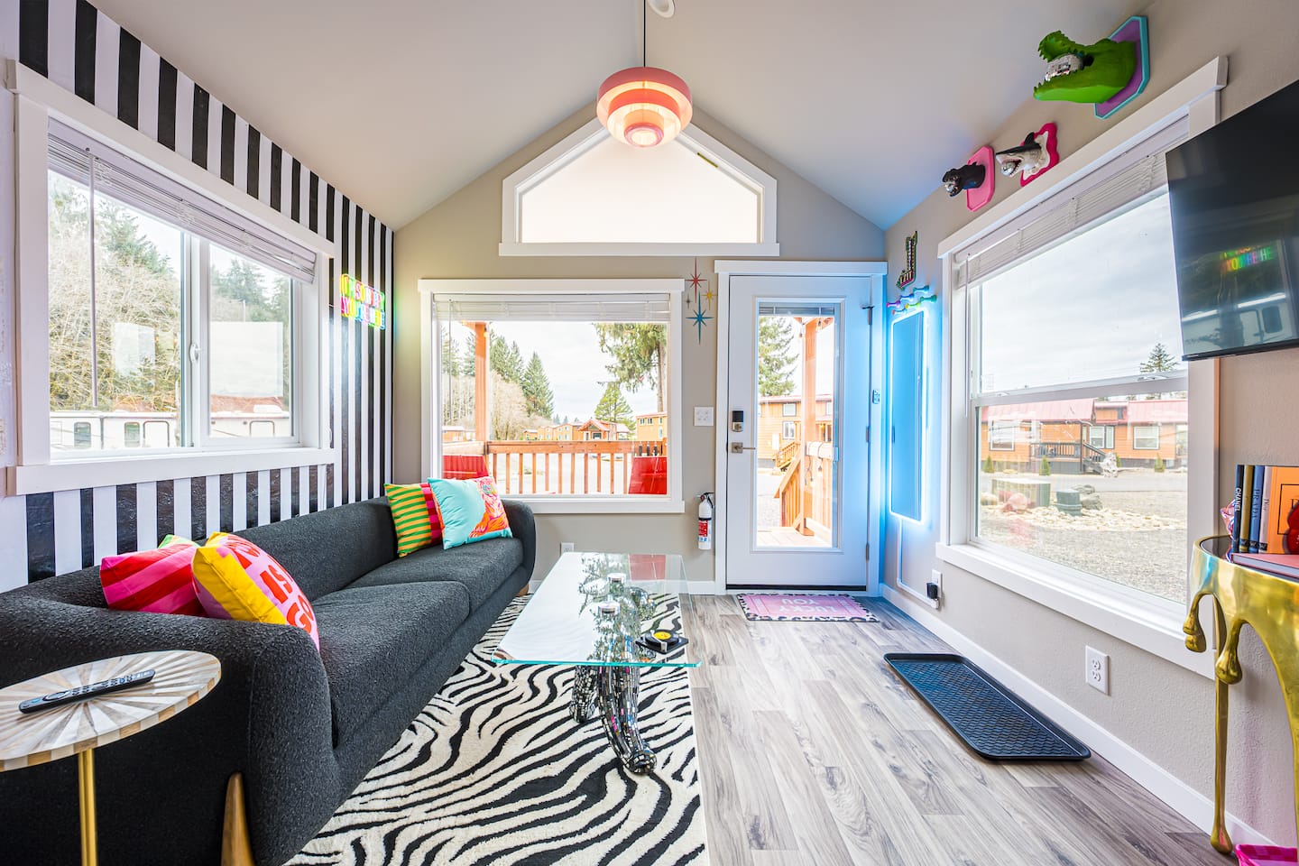 Rainforest Tiny Home Retreat Abstract Modern, photo 6