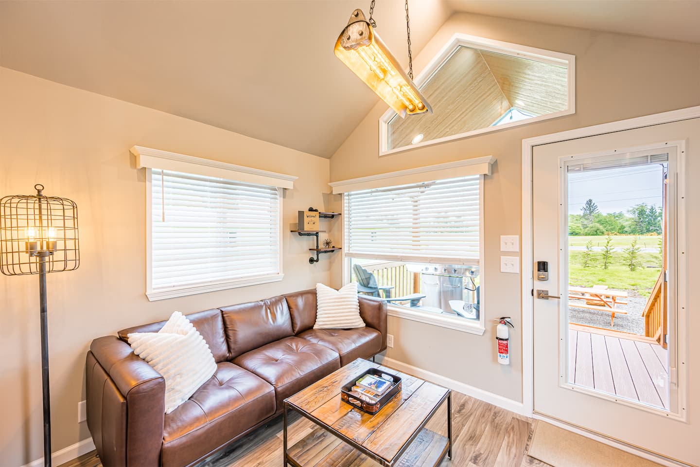 Rainforest Tiny Home Retreat: Industrial, photo 7