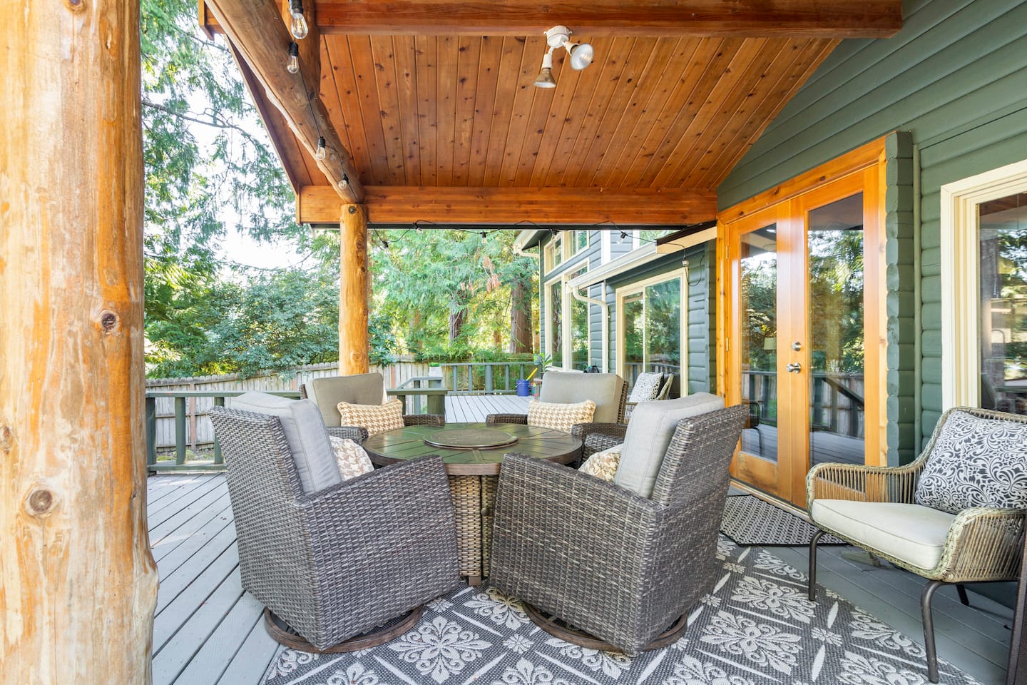 Charming Lakefront Log Cabin, photo 5
