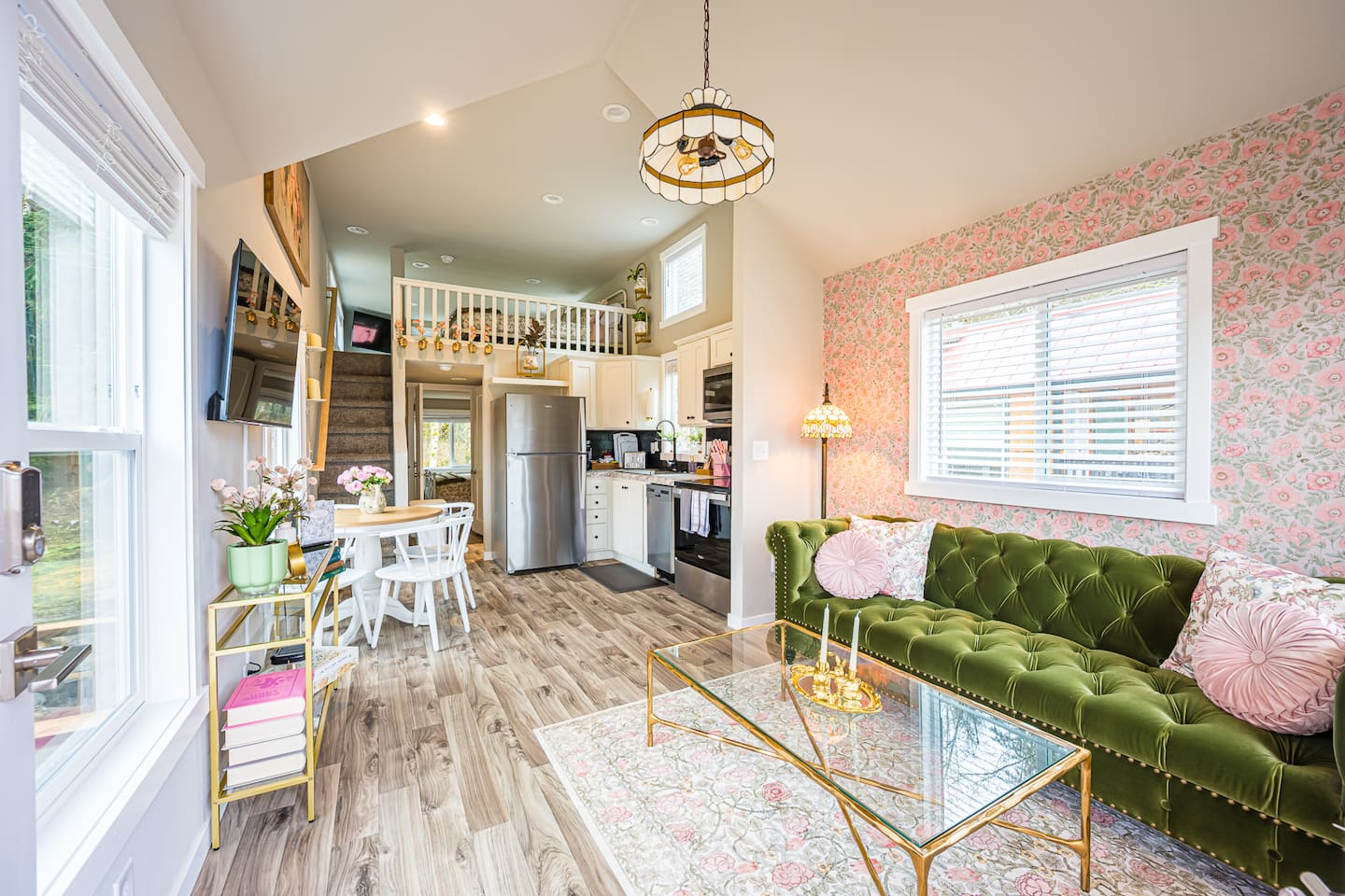 Rainforest Tiny Home Retreat Floral Cottage, photo 3