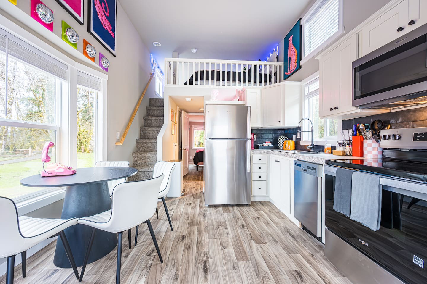 Rainforest Tiny Home Retreat Abstract Modern, photo 5